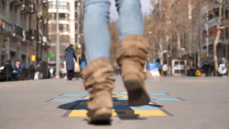 Mujer-Saltando-Y-Jugando-A-La-Rayuela-En-La-Calle-Peatonal,-ángulo-Bajo,-Cámara-Lenta