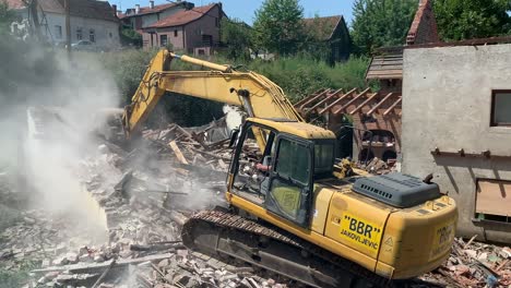 Bulldozer-Zerstört-Das-Alte-Haus