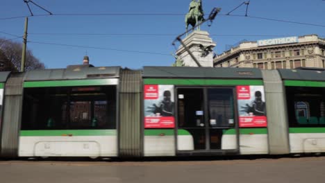 Leere-Straßenbahn,-Die-An-Der-Straßenbahnhaltestelle-Cairoli-Castello-In-Mailand,-Italien,-Vorbeifährt,-Ohne-Dass-Jemand-In-Sicht-Ist,-Immer-Noch-Weitwinkelaufnahme