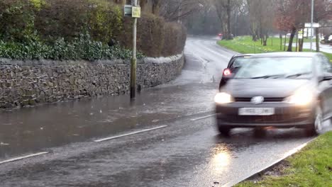 Coches-Conduciendo-Y-Chapoteando-Por-Senderos-Tormentosos-Inundados-Y-Caminos-De-Inundaciones-Repentinas-Severas