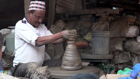 Katmandú,-Nepal---16-De-Noviembre-De-2019:-Un-Hombre-Haciendo-Una-Vasija-De-Barro-En-Un-Torno-De-Alfarero