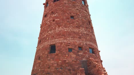 Nach-Oben-Neigende-Aufnahme-Des-Wachturms-Mit-Blick-Auf-Die-Wüste-Im-Grand-Canyon-Nationalpark