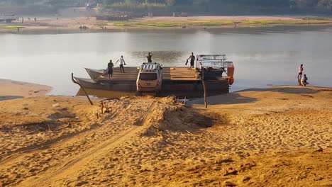 Coche-A-Bordo-De-Un-Pequeño-Ferry-Local-Para-Cruzar-El-Río-En-Madagascar.