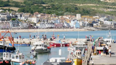 Ein-Geschäftiger-Und-Aktiver-Hafen-Während-Der-Sommersperre