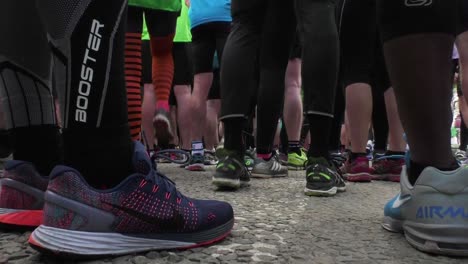 Primer-Plano-De-Los-Pies-Del-Corredor-En-Zapatos-Para-Correr-Preparándose-Para-Comenzar-Una-Carrera