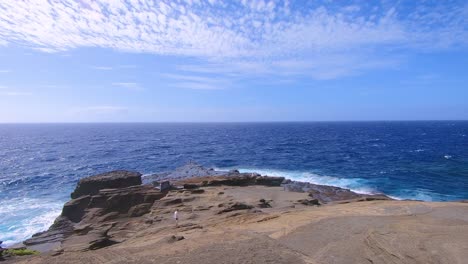 Océano-Pacífico-Azul-Que-Hace-Espuma-En-Las-Rocas-Volcánicas-De-La-Costa-En-La-Isla-De-Oahu-En-Hawaii