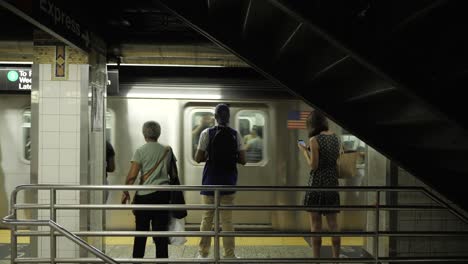 Los-Pasajeros-Del-Metro-De-Nueva-York-Esperan-Mientras-El-Tren-Llega