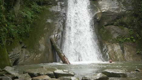 Hombre-Nadando-En-La-Cuenca-De-La-Cascada-De-Puncea,-Toma-Panorámica-En-Cámara-Lenta-Full-Hd