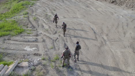 Soldaten-Treffen-Sich-Auf-Einer-Staubigen-Straße