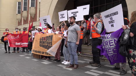 Los-Manifestantes-En-La-Manifestación-De-Vivienda-Del-Sindicato-De-Inquilinos-De-Londres-Que-Se-Oponen-Al-Desalojo-Durante-La-Pandemia-Del-Coronavirus,-Sostienen-Pancartas-Y-Pancartas-Frente-Al-Tribunal-De-Magistrados-De-Stratford