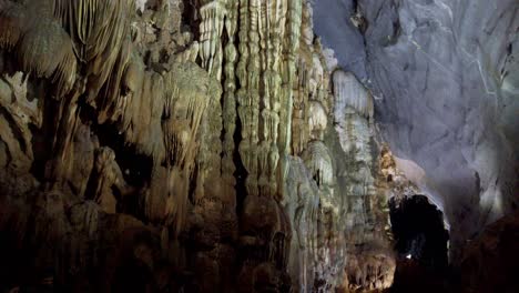 Turistas-Mirando-Formaciones-De-Depósitos-De-Calcio-De-Estalagmitas-Y-Estalactitas-Gigantes-En-La-Caverna,-Caminando-Tiro-Inclinado-Hacia-Arriba