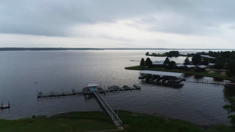 Dies-Ist-Ein-Luftvideo-über-Dem-Lake-Fork-Resort-Am-Lake-Fork-In-Alba,-Texas