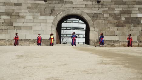 Los-Guardias-Se-Paran-En-Namdaemun,-La-Puerta-Sungnyemun-Durante-El-Día-En-Seúl,-Corea-Del-Sur