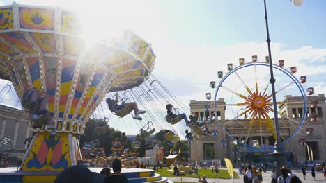 Kettenkarussell-Und-Riesenrad-Am-Münchner-Königsplatz