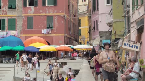 People-walking-in-the-main-city-street