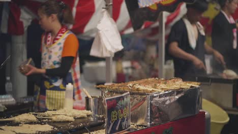 Vendedor-De-Comida-Callejera-Haciendo-Un-Delicioso-Hashimaki-Durante-El-Festival-Yoiyama-Y-El-Festival-Gion-Matsuri-Por-La-Noche-En-Kyoto,-Japón