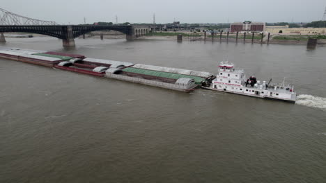 Schlepper-Schiebt-Stetig-Lastkahn-Den-Mississippi-River-Hinauf