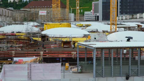 Stuttgart-21-Sitio-De-Construcción-Masiva-Estación-De-Tren-En-Alemania-Descripción-Amplia-Día-Nublado