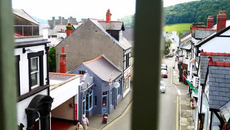 Verkehr-Und-Touristenbesichtigungen-In-Der-Kleinen-Stadtstraße,-Die-Zum-Wahrzeichen-Des-Mittelalterlichen-Conwy-Castle-Führt