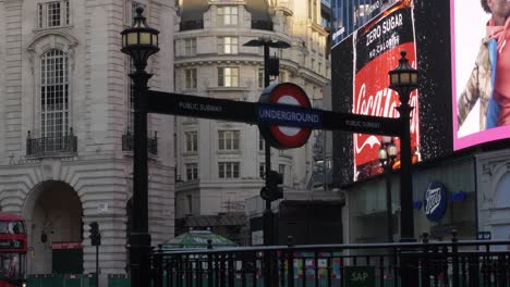 Piccadilly-Circus-Tfl-Roundel-Por-La-Mañana-Durante-El-Cierre