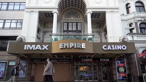 Während-Der-Zweiten-Nationalen-Coronavirus-Sperre-Radeln-Und-Laufen-Menschen-Am-Mit-Brettern-Vernagelten-Empire-IMAX-Kino-Am-Leicester-Square-Vorbei