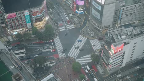 Gran-Angular-De-Los-Tráficos-En-El-Cruce-De-Shibuya-Durante-La-Pandemia-De-Covid-19,-Cámara-Lenta