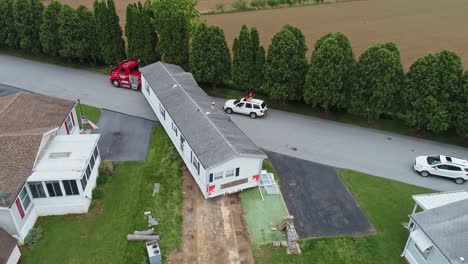 Drohnenansicht-Eines-Mobil-,-Fertig--Oder-Fertighauses,-Das-Aus-Einem-Park-Entfernt-Wird