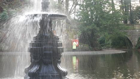 Herbstlich-Verzierter-Englischer-Springbrunnen-Mit-Sprühnebel-In-Einer-Historischen-Gartenattraktion