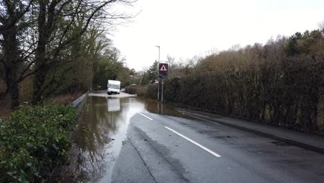 Fluss-Bollin-In-Wilmslow,-Cheshire,-England,-Großbritannien-Nach-Starken-Regenfällen-Und-über-Die-Ufer-Treten