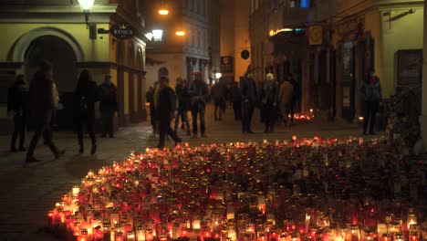 Kerzen-Am-Terroranschlagsort-Wien-Ruprechtsplatz