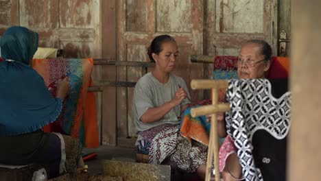 Frauen-Mittleren-Alters,-Die-Batik-Mit-Traditionellen-Händen-Machen