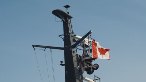 Apretado-Tiro-En-La-Bandera-Canadiense-En-Lo-Alto-Del-Mástil-De-Un-Ferry-En-Canadá