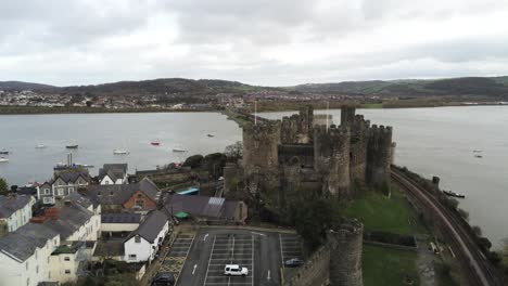 Historisches-Mittelalterliches-Conwy-Schloss-Wahrzeichen-Aus-Der-Luft,-Zurückziehbare-Ansicht