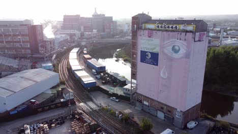 Icónico-Warrington-Ojo-Rosado-Fairclough-Mill-Edificio-De-Autoalmacenamiento-Vista-Aérea-órbita-Baja-Derecha