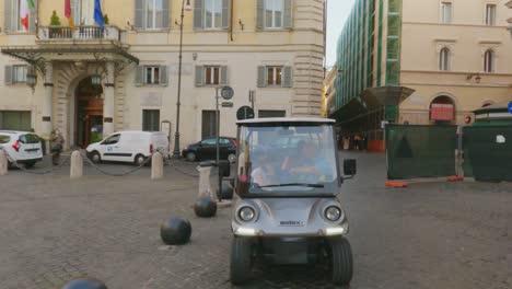 La-Gente-Disfruta-De-Un-Recorrido-Turístico-Por-Roma-A-Bordo-De-Un-Carrito-De-Golf-Eléctrico-Ecológico-Con-Conductor-Y-Guía-Turístico.