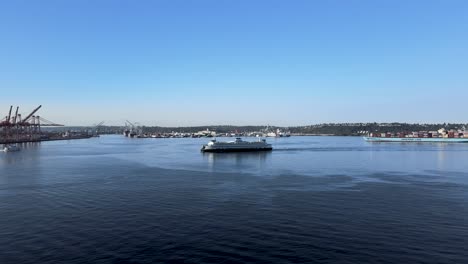 Die-Bremerton-Fähre-Nähert-Sich-Pier-52,-Seattle,-Elliot-Bay,-Luftstrecke