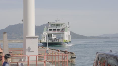 Llegada-Del-Ferry-Entre-Islas,-Mar-Interior-De-Japón-En-La-Prefectura-De-Hiroshima.