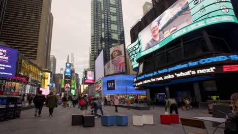 Lapso-De-Tiempo-De-La-Plaza-Peatonal-En-Times-Square-Mirando-Hacia-La-Parte-Alta-Durante-La-Crisis-Del-Coronavirus