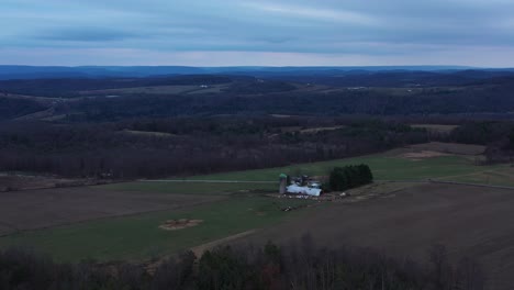 Stimmungsvolle-Luftaufnahme-Eines-Bauernhofs-Im-Ländlichen-Rom,-Pennsylvania,-Mit-Grasenden-Tieren-An-Einem-Bewölkten-Tag