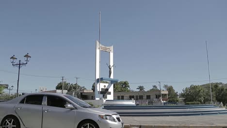 Traffic-passes-in-the-roundabout-in-front-of-the-Monumento-a-La-Constitución-in-a-sunny-day