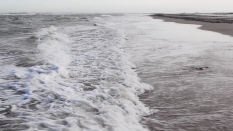 Wellen-Kommen-Zum-Sandstrand