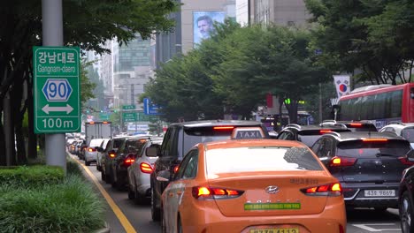 Nahaufnahme-Des-Autos,-Vorbei-Am-Wegweiser-Gangnam-Daero-In-Der-Nähe-Der-U-Bahn-Station-Gangnam-In-Seoul,-Südkorea,-Tagsüber-Im-Sommer