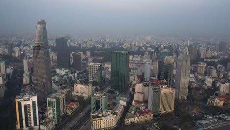 Horizonte-Clásico-De-La-Ciudad-De-Saigón-O-Ho-Chi-Minh,-Vista-De-Vietnam-En-La-Hora-Dorada-De-La-Mañana-Con-Edificios-Icónicos-Y-Frente-Al-Río