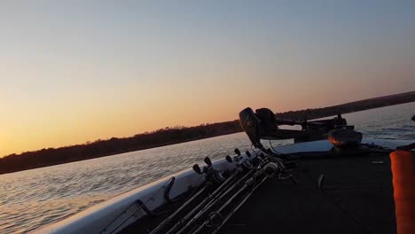 Bote-De-Lubina-Temprano-En-La-Mañana-Llegando-A-Un-Lugar-De-Pesca-Con-El-Sol-Saliendo-En-La-Distancia