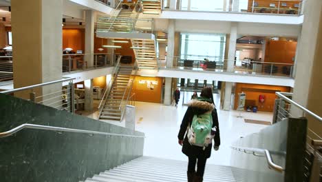 Thompson-Bibliothek-Auf-Dem-Campus-Der-Ohio-State-University.-Folgen-Sie-Einem-Studenten-Durch-Die-Lobby