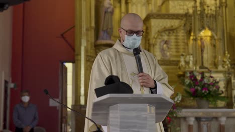 Sacerdote-Dando-Un-Sermón-En-La-Iglesia