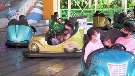 Besucher-Genießen-Die-Fahrt-Mit-Bumper-Blaster-Autos-Im-Vergnügungs--Und-Tierthemenpark-Ocean-Park-In-Hongkong