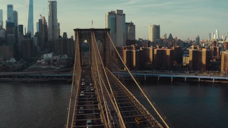 Tiro-De-Drone-Del-Puente-De-Brooklyn-En-Nyc-Con-Todo-El-Horizonte-En-Segundo-Plano