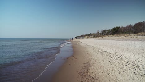 Ein-Paar-Spaziert-An-Einem-Sonnigen-Tag-In-Der-Nähe-Der-Ostsee-Am-Strand-Von-Melnrage-In-Klaipeda