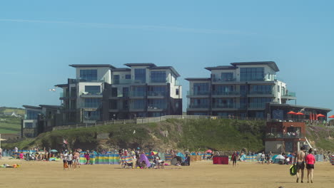 People-Walking-Under-Summer-Heat-On-Perran-Sands-Beach-With-A-View-Of-The-Dunes-In-Cornwall,-United-Kingdom